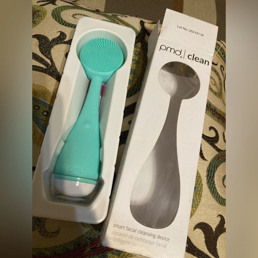 NIB PMD Clean Smart Facial Cleansing Device